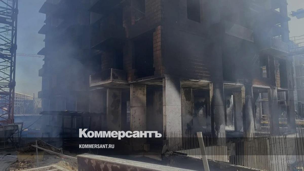 Один человек умер после пожара на стройке многоэтажки в Омске