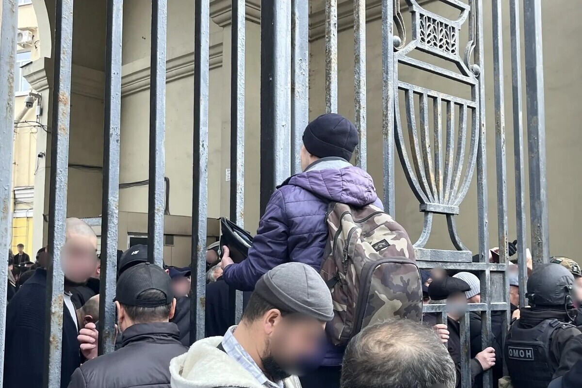 «Ситуация накаляется»: у мигрантов на Сенном рынке массово проверяют документы