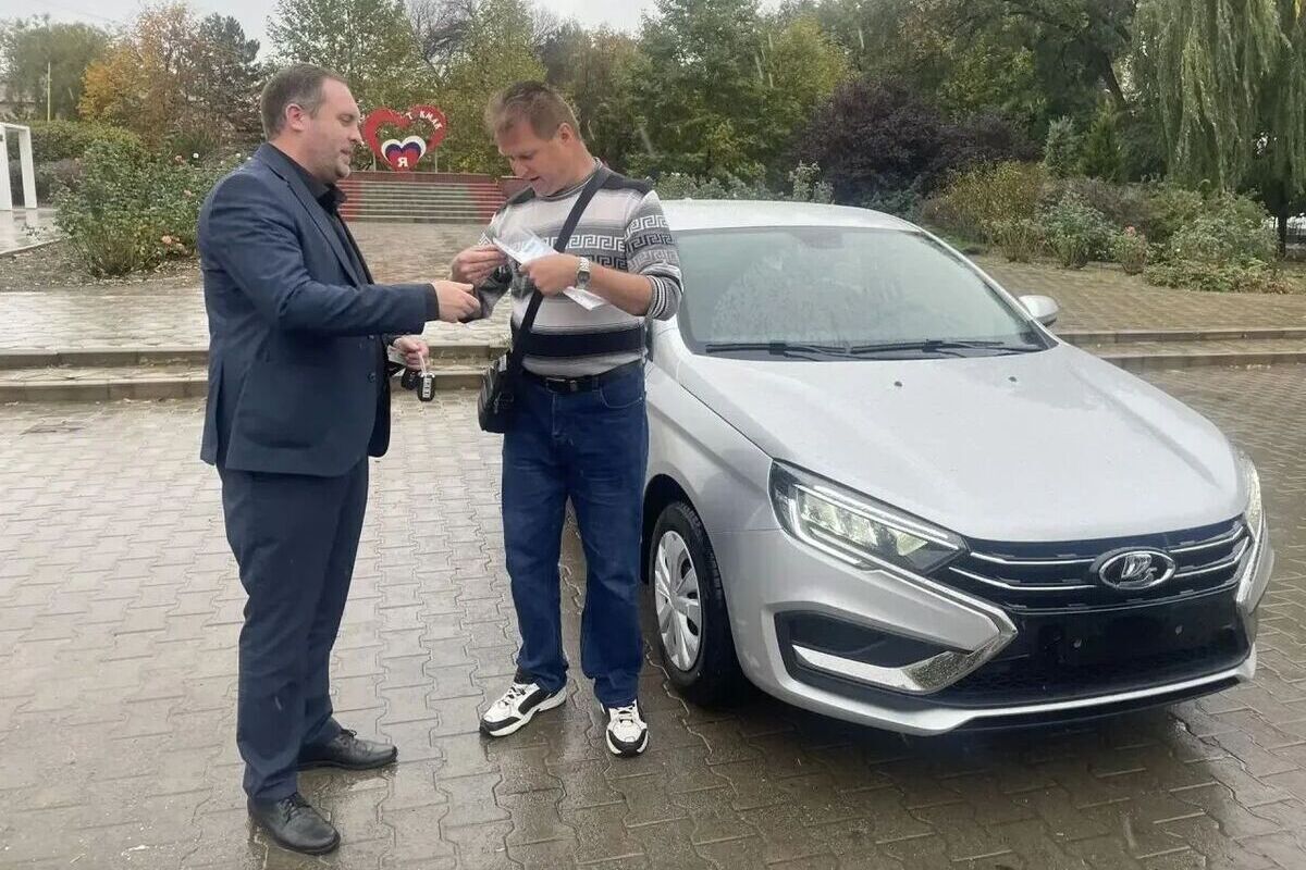 Семье погибшей главы УИК Токмакского района передали автомобиль