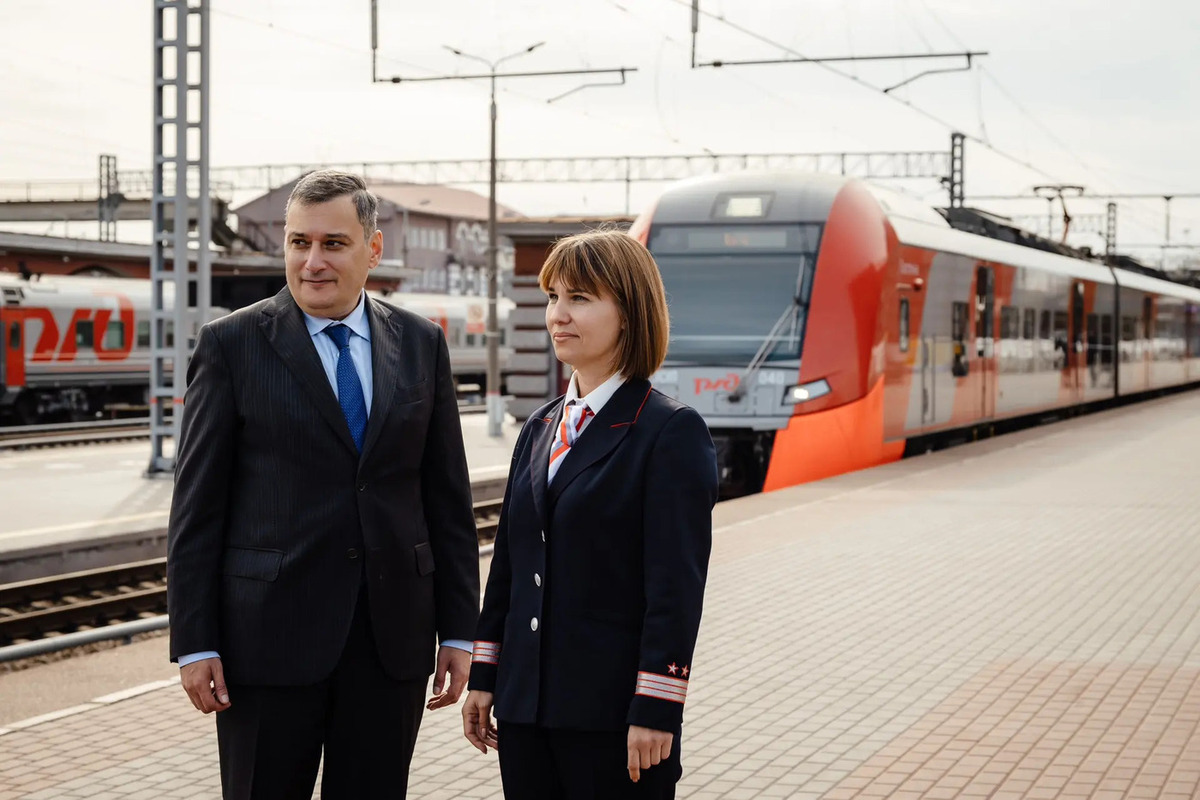 Хинштейн поздравил работников курского вокзала с праздником