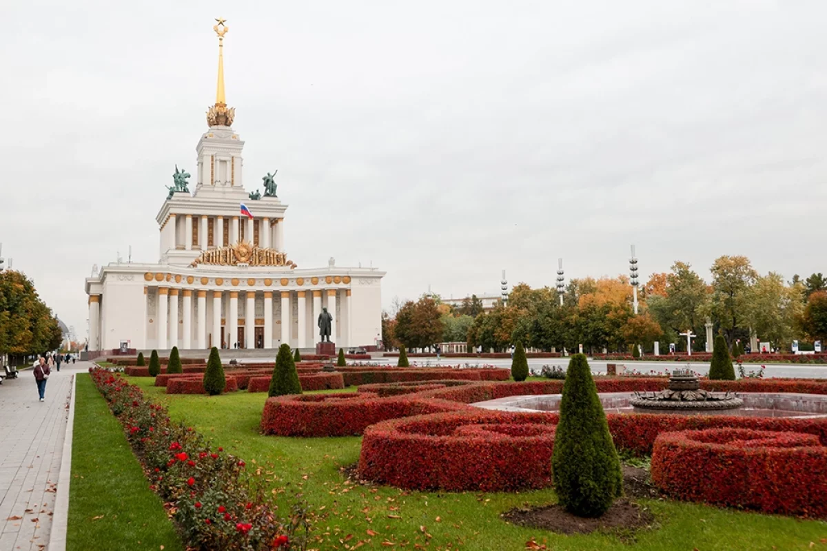 Юлия Пересильд рассказала о любимых павильонах и фонтанах ВДНХ