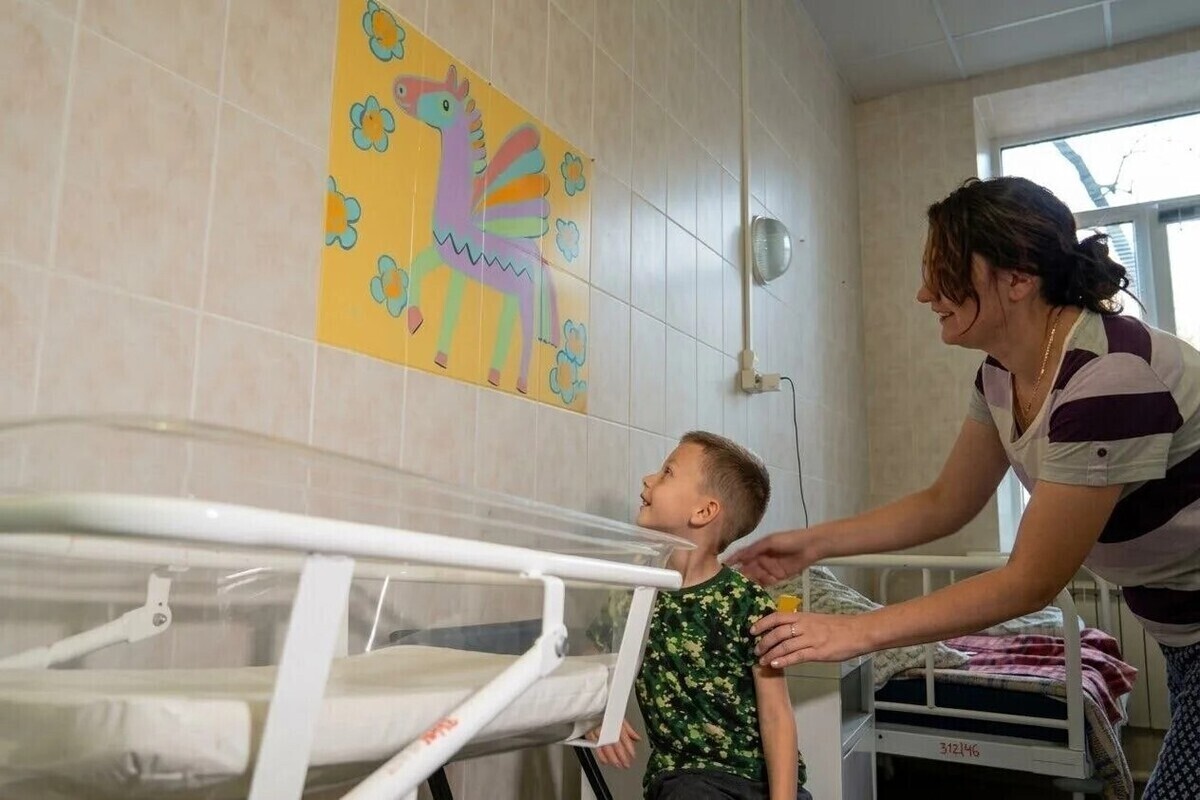 Стены педиатрического стационара в Серпухове украсили картины педагогов детской художественной школы имени А. А. Бузовкина