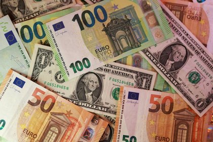 Банк России снизил курсы доллара и евро