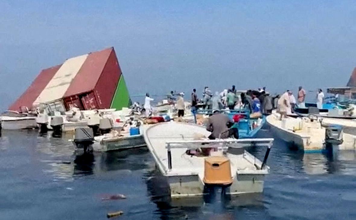 После затопления торгового судна в Ормузском проливе всплыли контейнеры