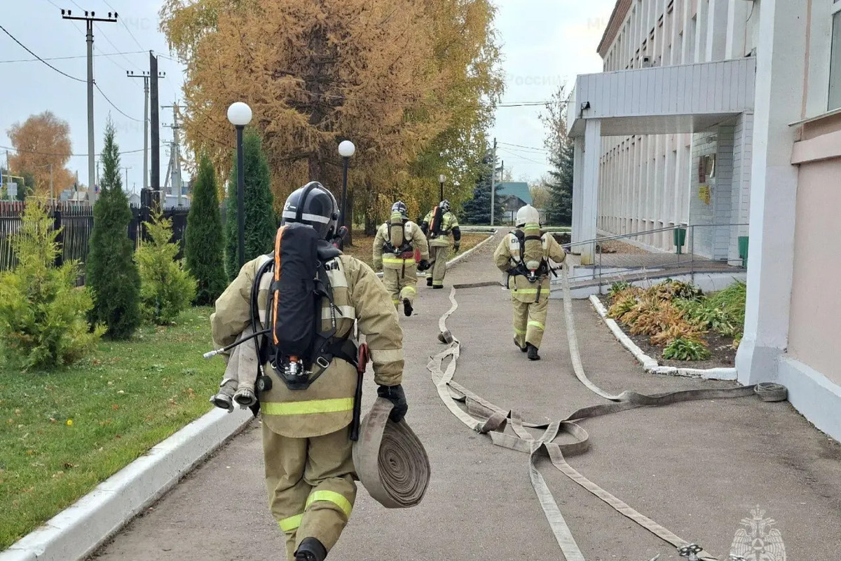 В староюрьевской школе огнеборцы спасли трех человек при условном пожаре