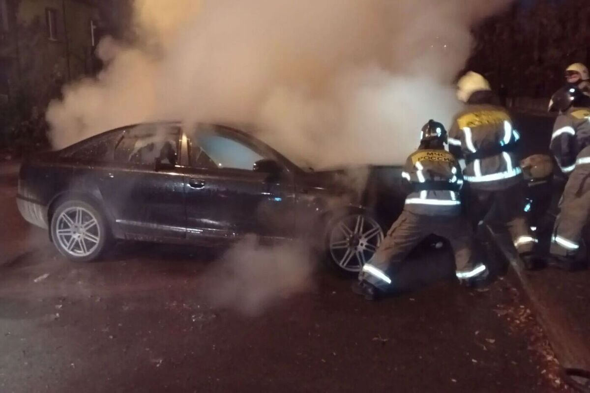 В Екатеринбурге сгорели два автомобиля на улице Стачек