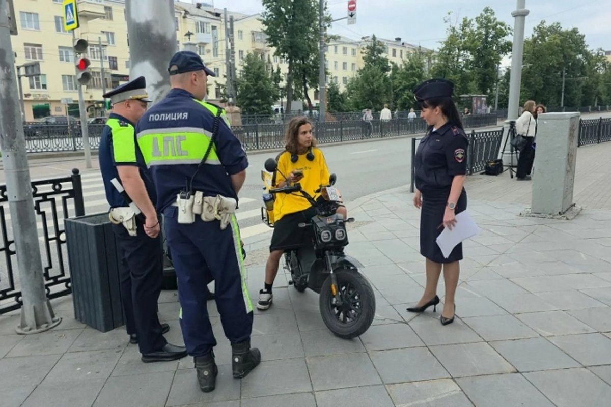 Свердловский детский омбудсмен призвала самокатчиков и велосипедистов спешиваться