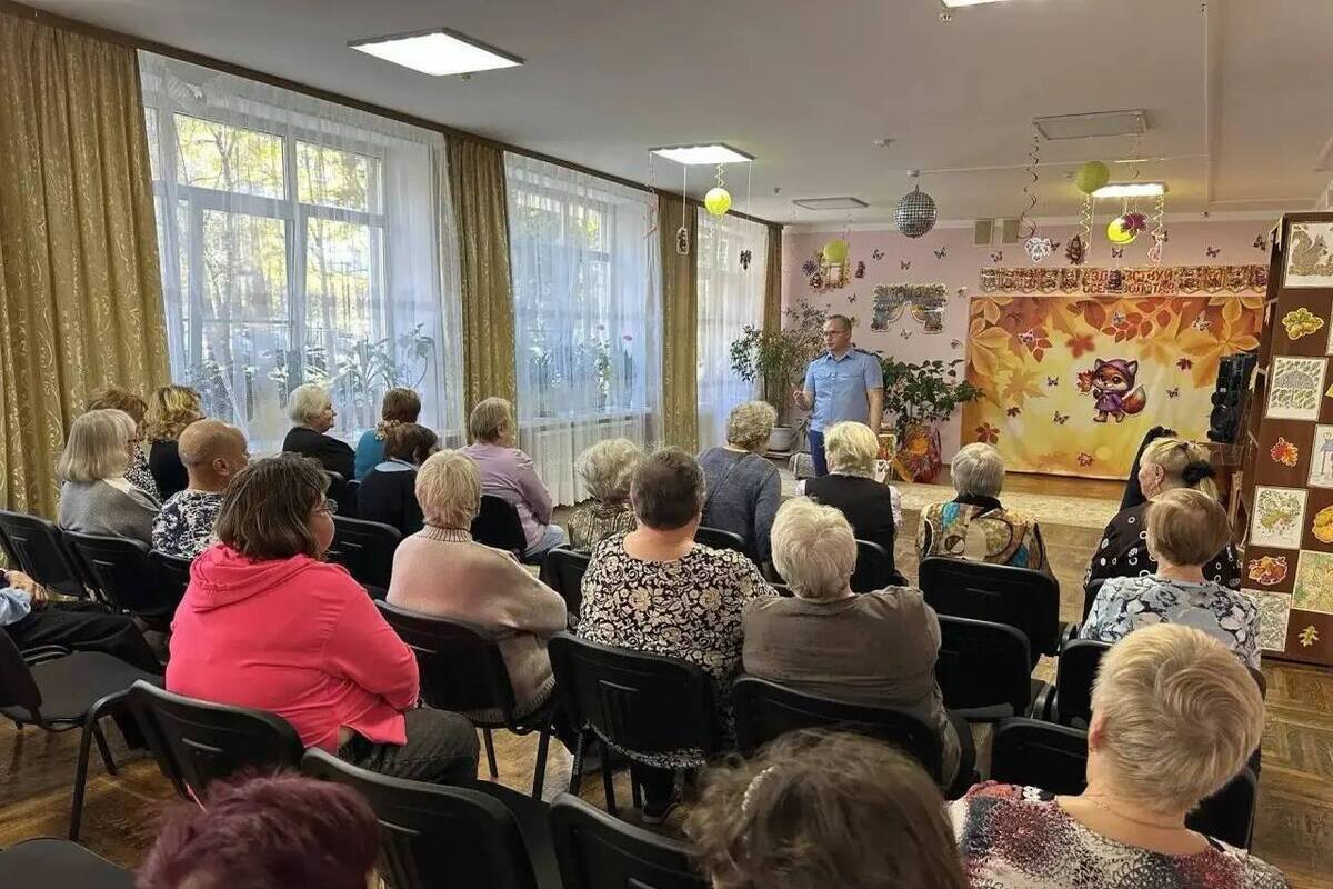 Прокурор посетил Киришский центр соцобслуживания с лекцией про мошенников