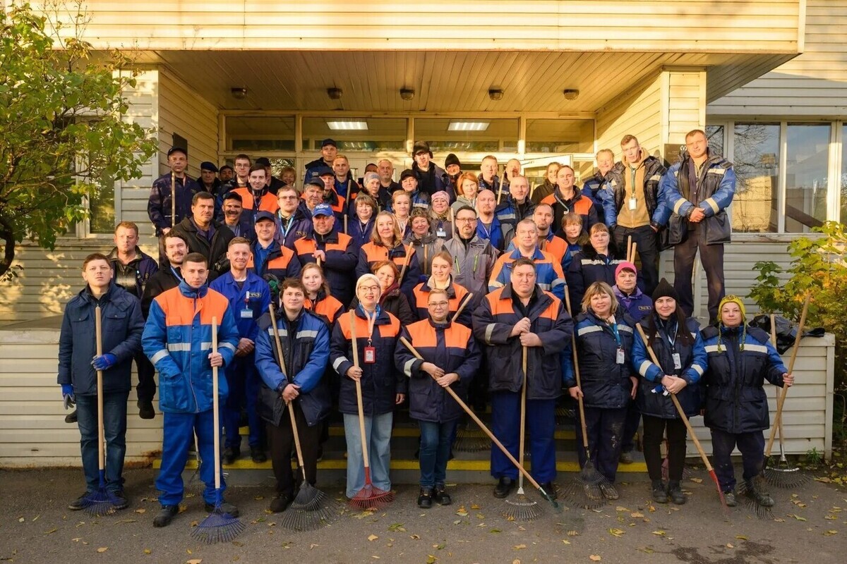 Тысячи транспортников Петербурга вышли на общегородской субботник