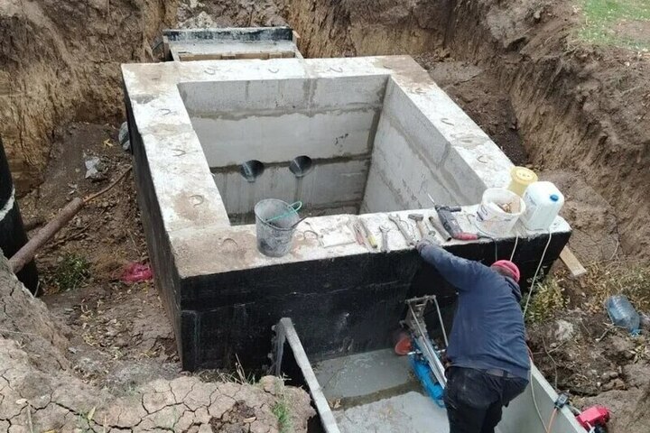 Коммунальщики укладывают теплотрассу к школе в селе Новгородковка