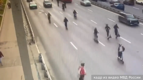 Полиция задержала 20 подростков на электросамокатах и питбайках в Москве