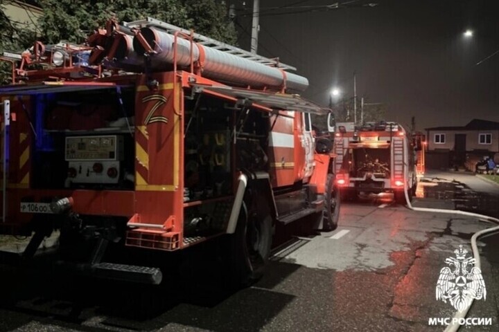 В селе Октябрьском Пригородного района Осетии загорелся трехэтажный дом