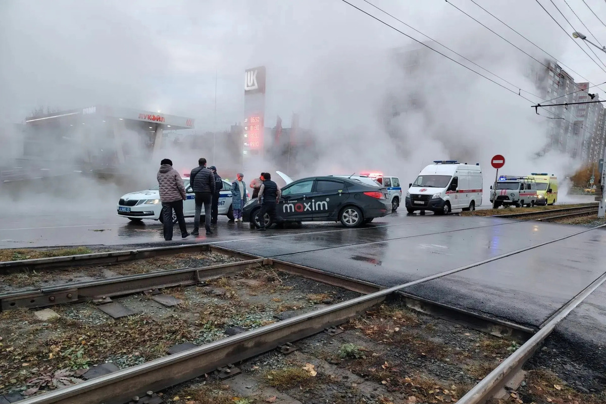 Два человека пострадали в результате аварии на теплосети в Барнауле