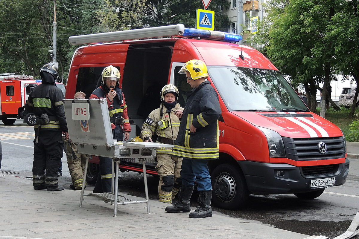 Терминал "Озон" полыхает в Ленобласти после налета БПЛА