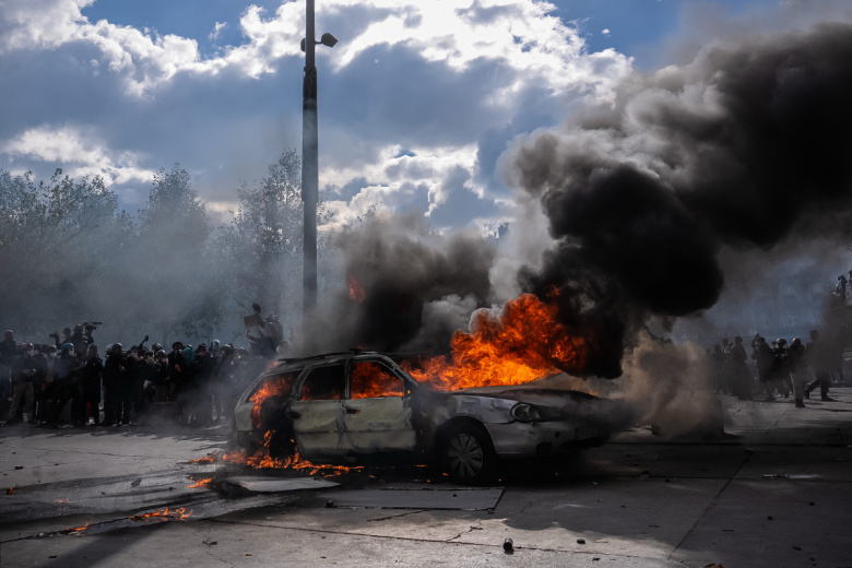 Столкновения с полицией, горящие улицы: фото новых протестов во Франции