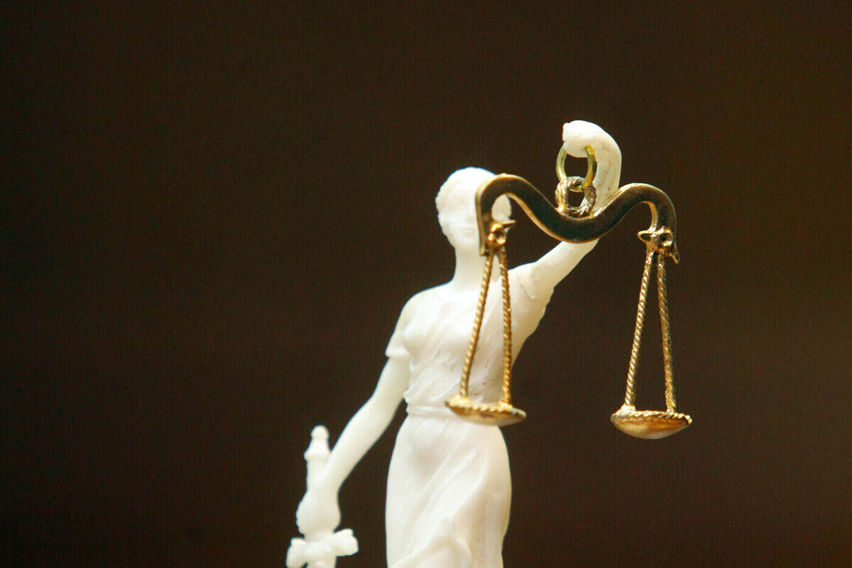 Мужчина проломил стену, чтобы изнасиловать 15-летнюю соседку