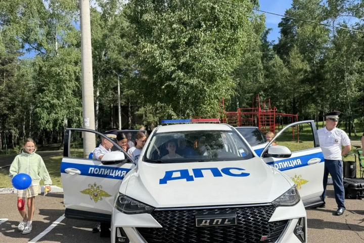 Красноярские полицейские научили детей снимать отпечатки пальцев