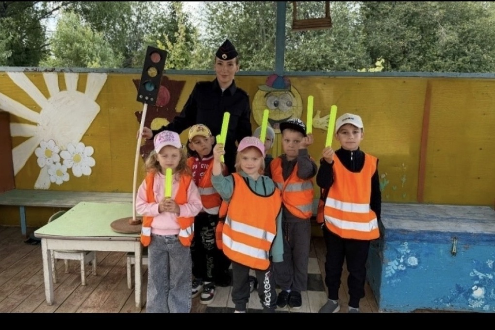 В Ершичском районе сотрудники Госавтоинспекции провели акцию «Учу правила с детства»