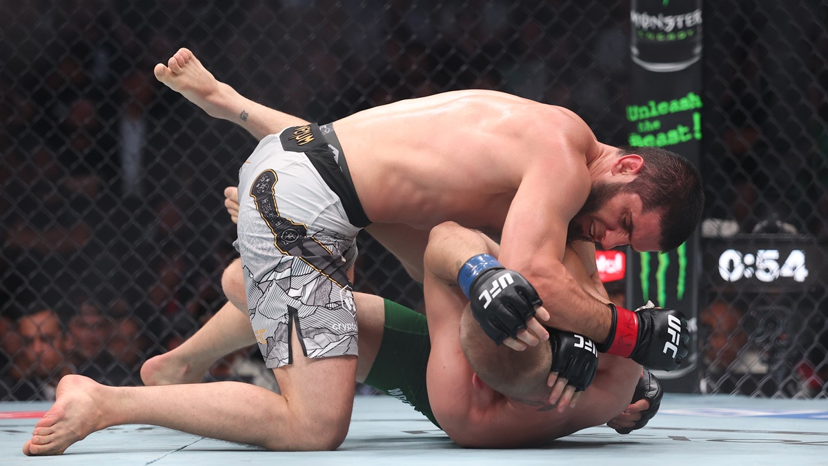 Махачев победил Гэрри и защитил титул чемпиона UFC