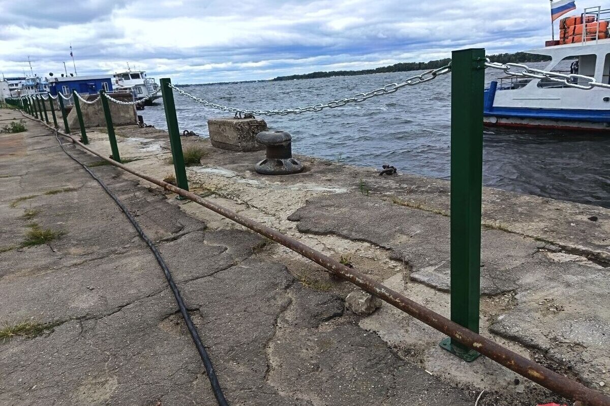 На Речном вокзале в Самаре вдоль причала монтируют ограждение