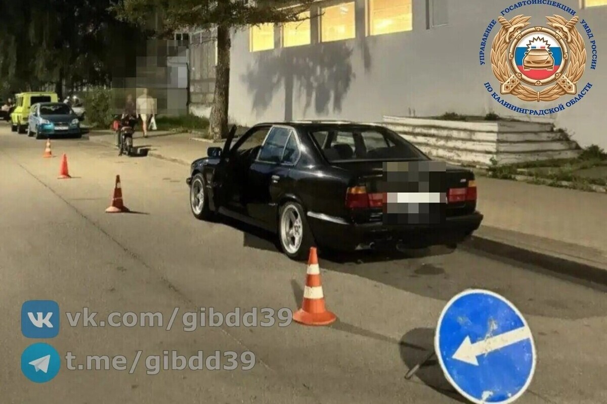 В Калининграде водитель электромопеда врезался в открытую дверь BMW