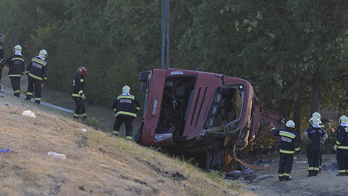В перевернувшемся автобусе в Венгрии погибли 12 человек