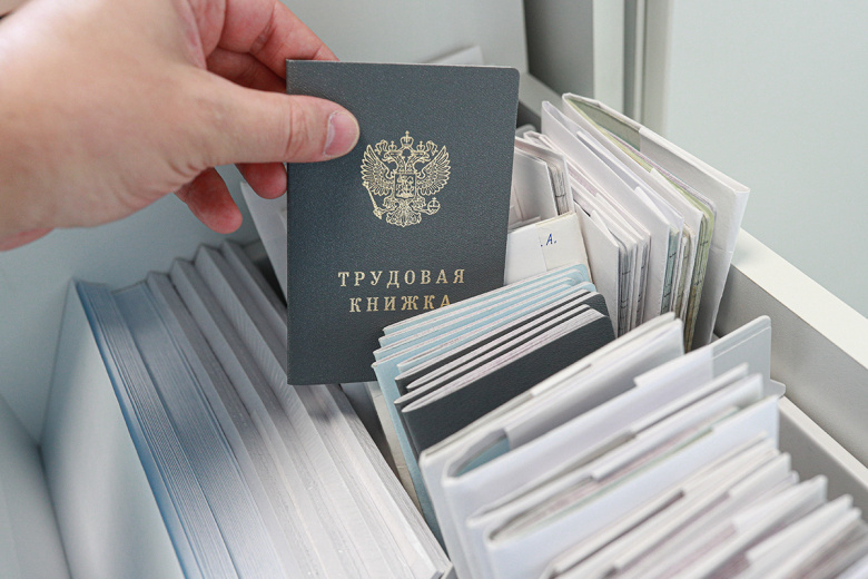 Россиянку уволили из-за просьбы взять отгул после смерти дедушки