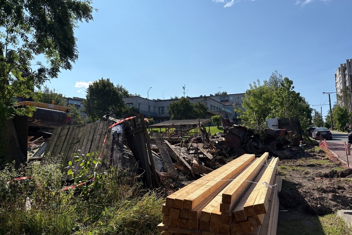 На Первомайском проспекте в Петрозаводска старое здание пошло под снос