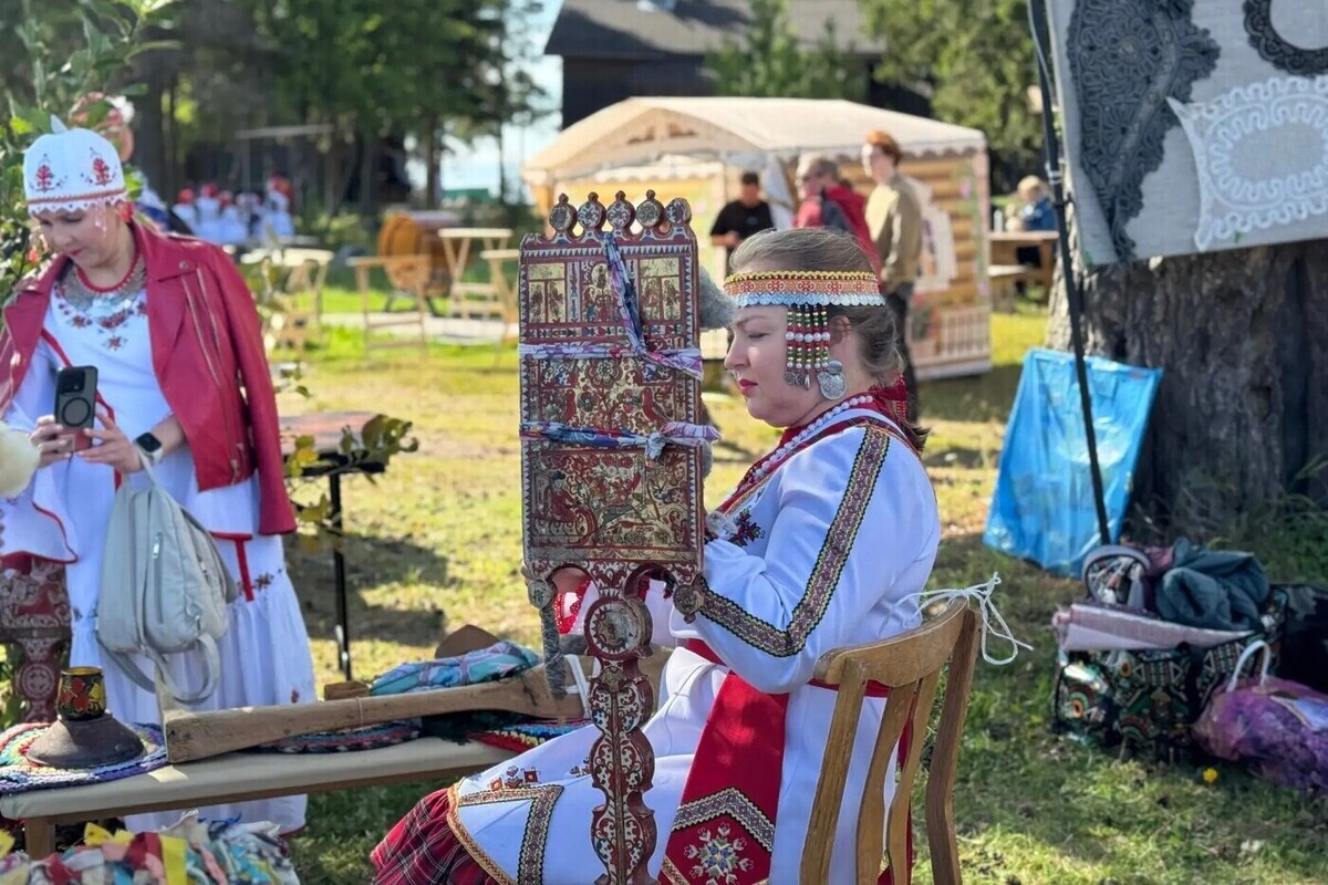 Яркие сарафаны северянок закружились в хороводе на народном фестивале в Умбе