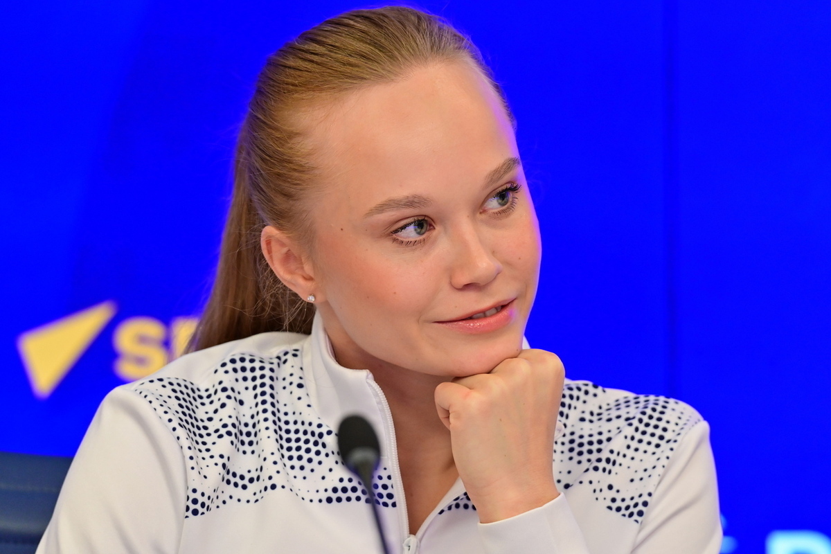 Российская чемпионка Мельникова заплакала на награждении, увидев белый флаг