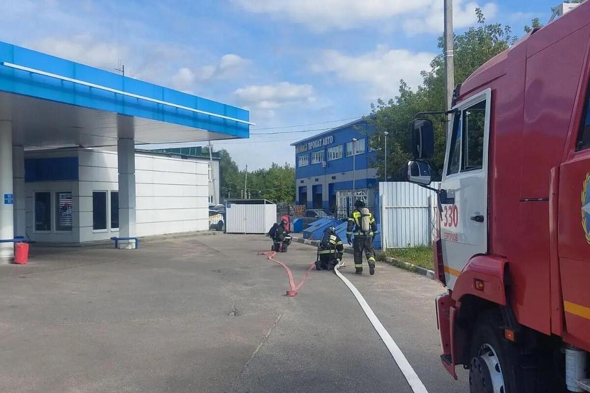 Пожарные отработали тушение возгорания на АЗС в Серпухове