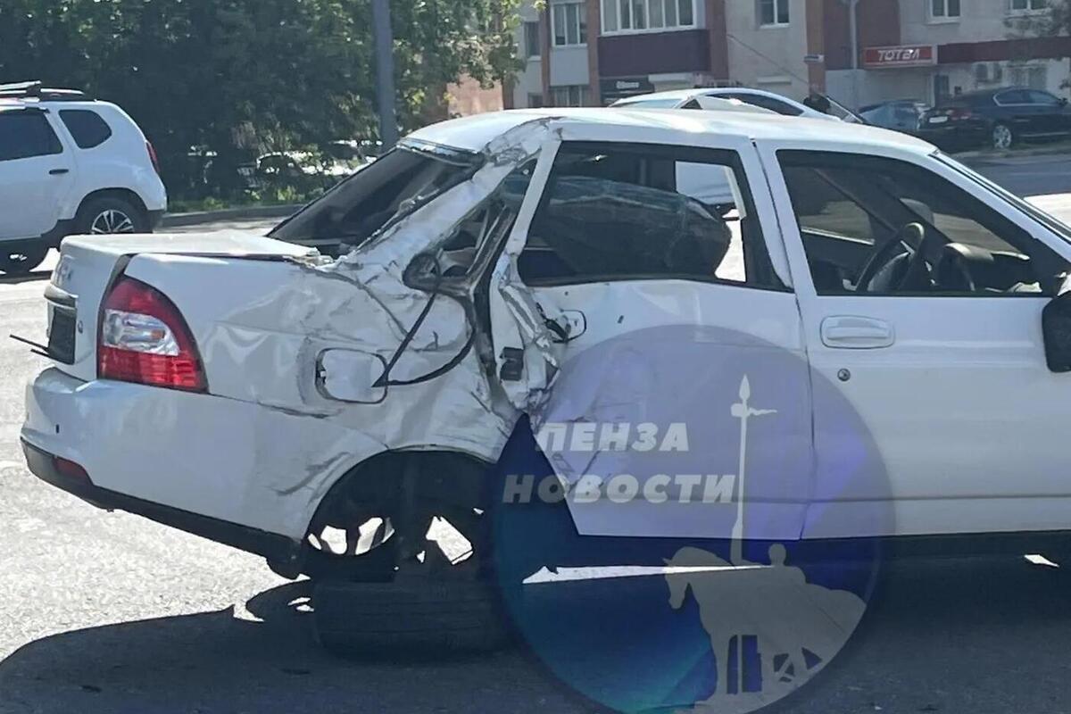 В Пензе водитель «шестерки» врезался в «Приору» и скрылся