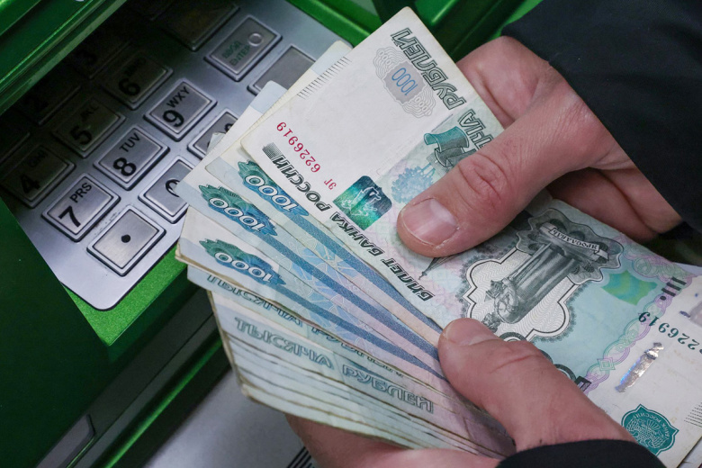 Финэксперт рассказал, какие привычки могут надолго оставить в долгах