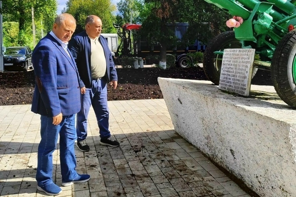 В Валдае у мемориала «Пушка» вымостили дорожки и засеяли газон