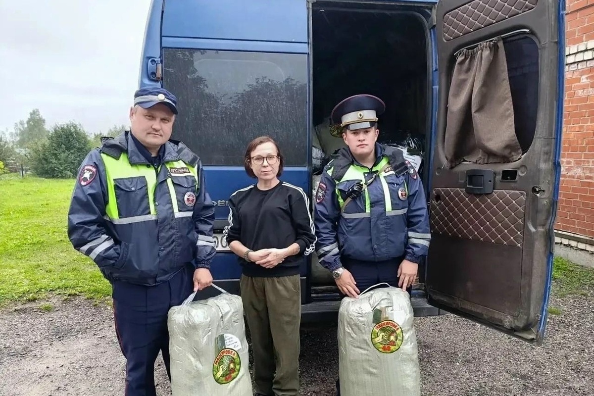 Волонтеры и полиция Костромской области отправили гуманитарный груз бойцам на передовую
