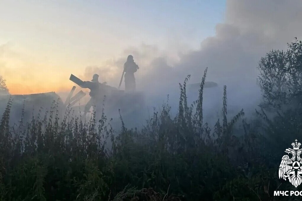 В городе Анжеро-Судженске (Кузбасс) спасатели эвакуировали из горящего здания троих людей
