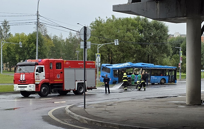 На Дмитровском шоссе в Москве грузовик столкнулся с автобусом