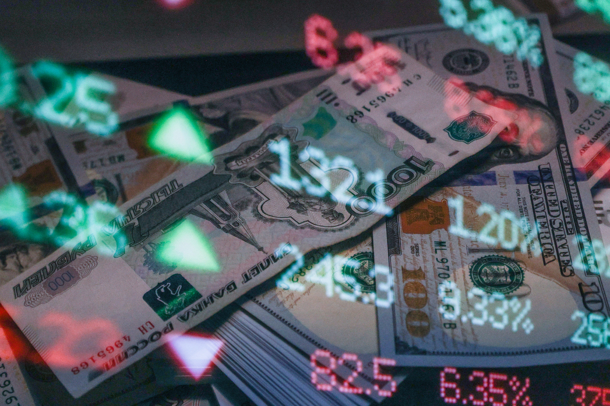 Индекс Мосбиржи рухнул ниже 2100 пунктов впервые почти за месяц