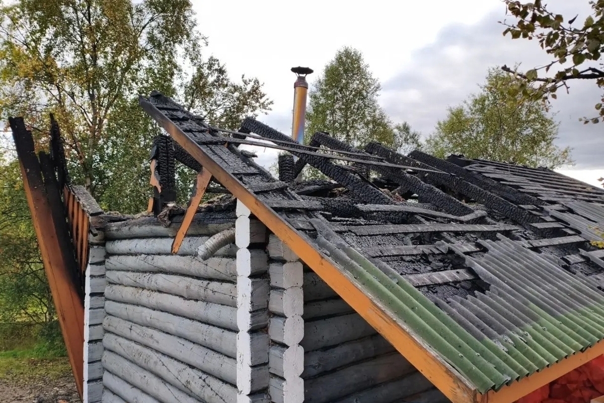 В Кильдинстрое пожар уничтожил деревянную баню полностью за полтора часа