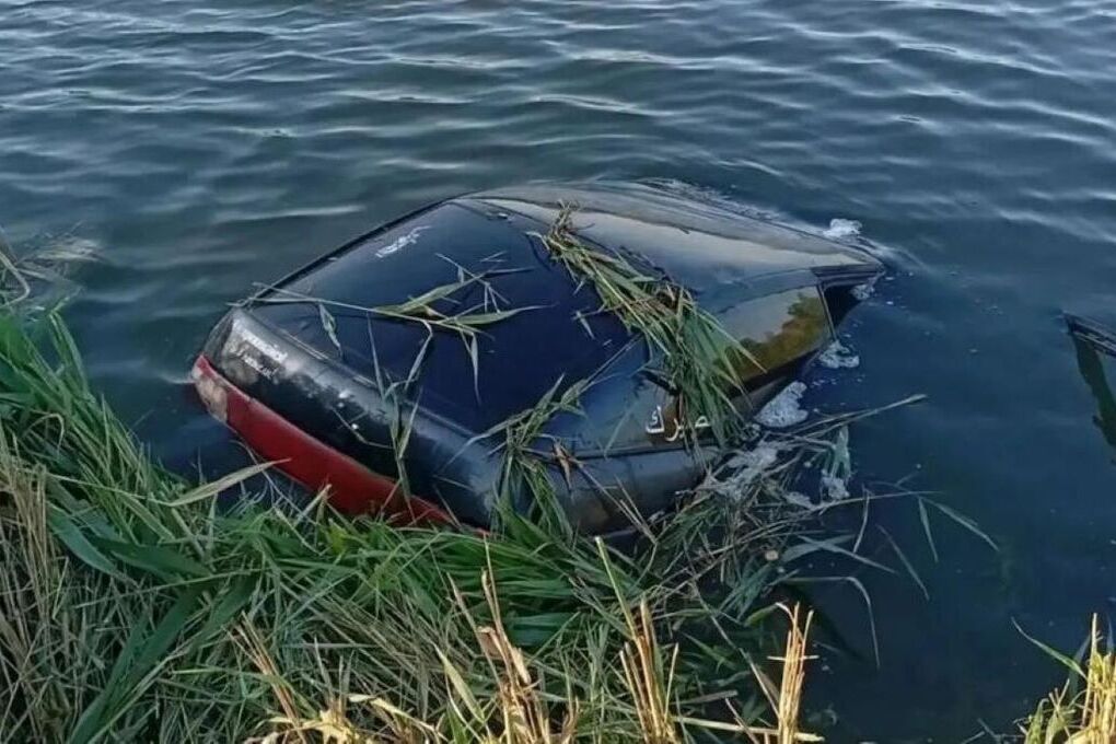В российском регионе автомобиль съехал в пруд, четыре человека погибли