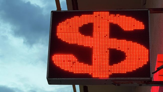Внебиржевой курс доллара поднялся до 85 рублей