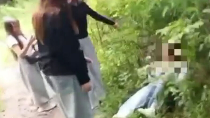 В Приморье подростки поставили школьницу на колени, плевали в нее и обливали пивом