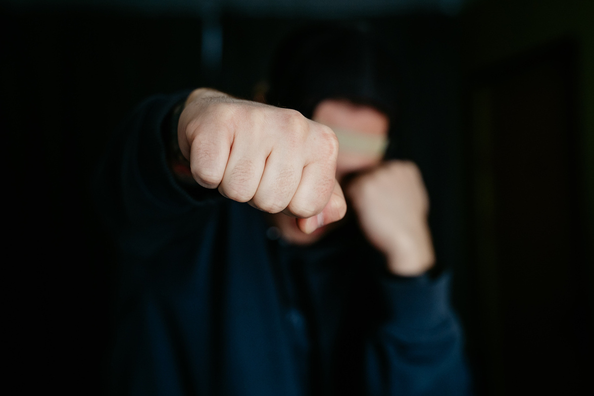После избиения и ограбления знакомого житель Тверской области мирно уснул на лавочке