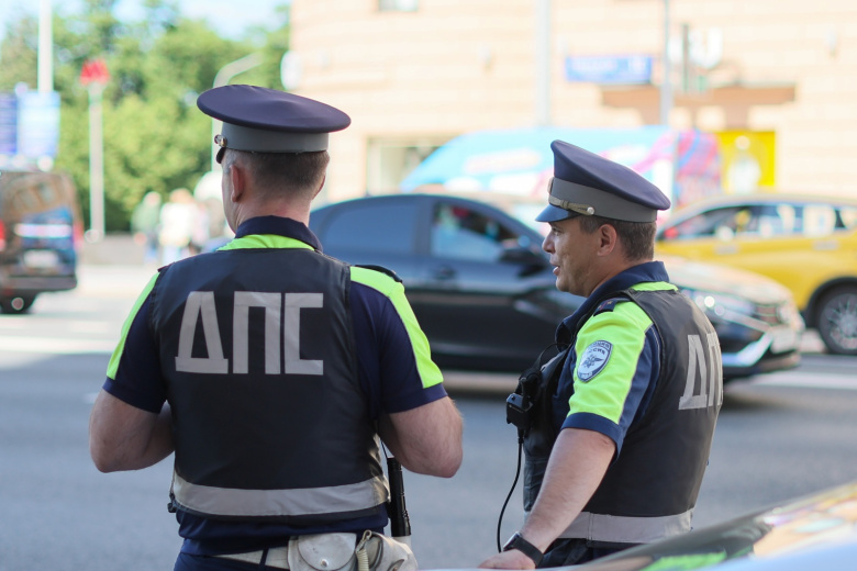Пенсионер за рулем легковушки врезался в дерево в Ленобласти