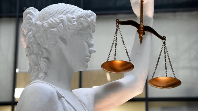 Суд заочно приговорил основателя автодилера "Рольф" к девяти годам колонии