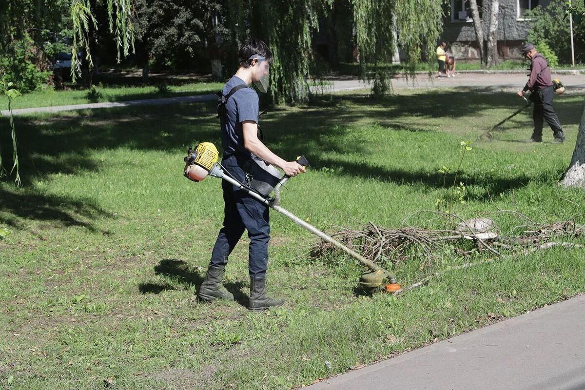 Брянские дорожники облагораживают улицы и скверы города