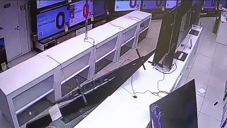 Мужчина разбил 15 телевизоров в краснодарском гипермаркете и попал на видео