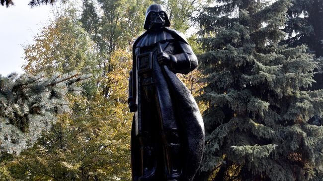В Одессе сняли русскую табличку с памятника Дарту Вейдеру