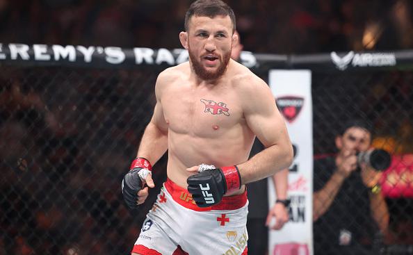Цукерберг провел бой с экс-чемпионом UFC посреди моря