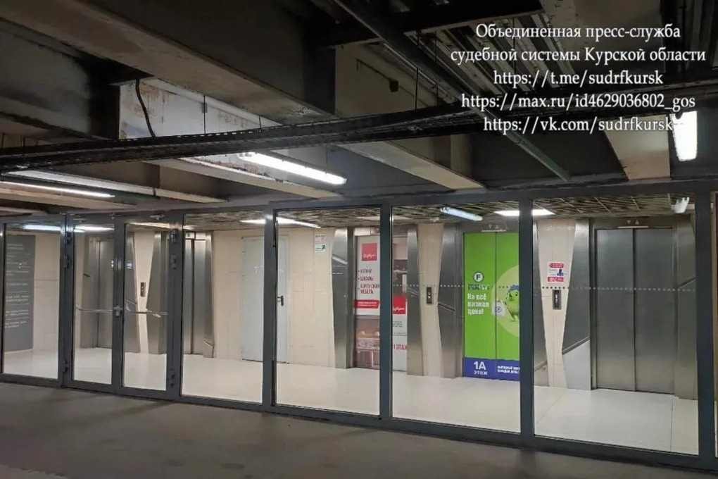 Пьяный курянин на машине разбил в ТЦ стекло лифт-холла на 500 000 рублей